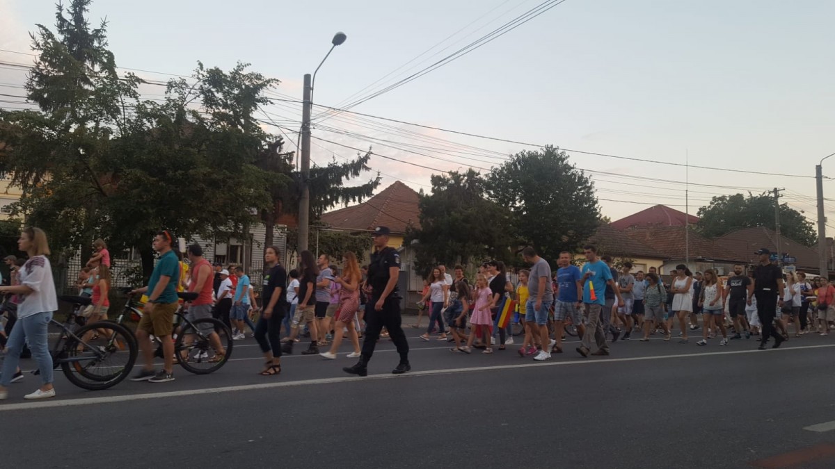 FOTO-VIDEO Mii de sibieni în stradă: Doarme Iohannis? Nu!