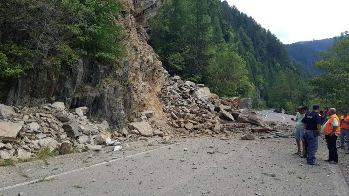 ACTUALIZARE. Pirotehniștii au detonat stânca. Câteva zeci de mașini au fost blocate la coborâre, spre Sibiu