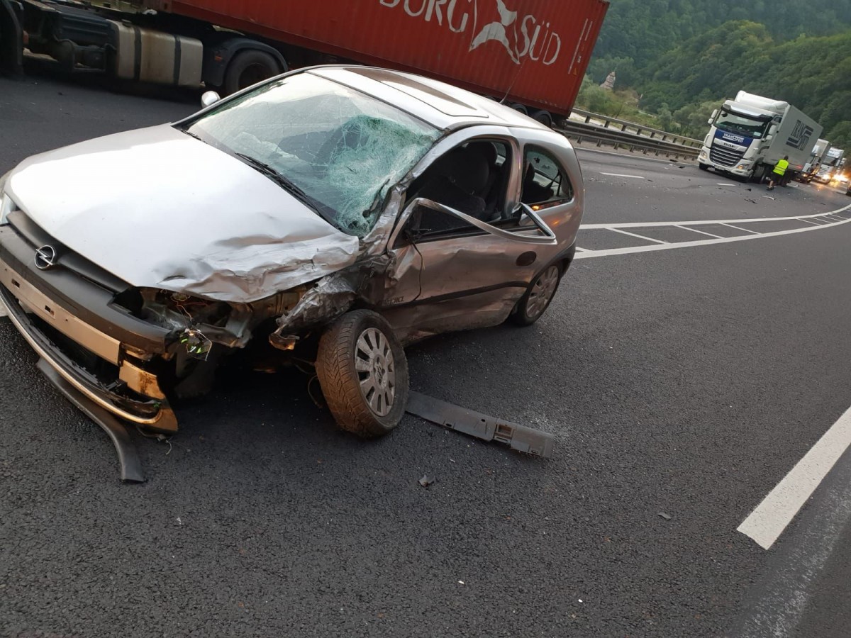 Accident pe Valea Oltului. Un autoturism a fost proiectat în două autotrenuri
