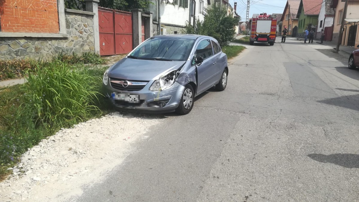 ACTUALIZARE. O șoferiță a intrat cu mașina în branșamentul de gaz al unei case