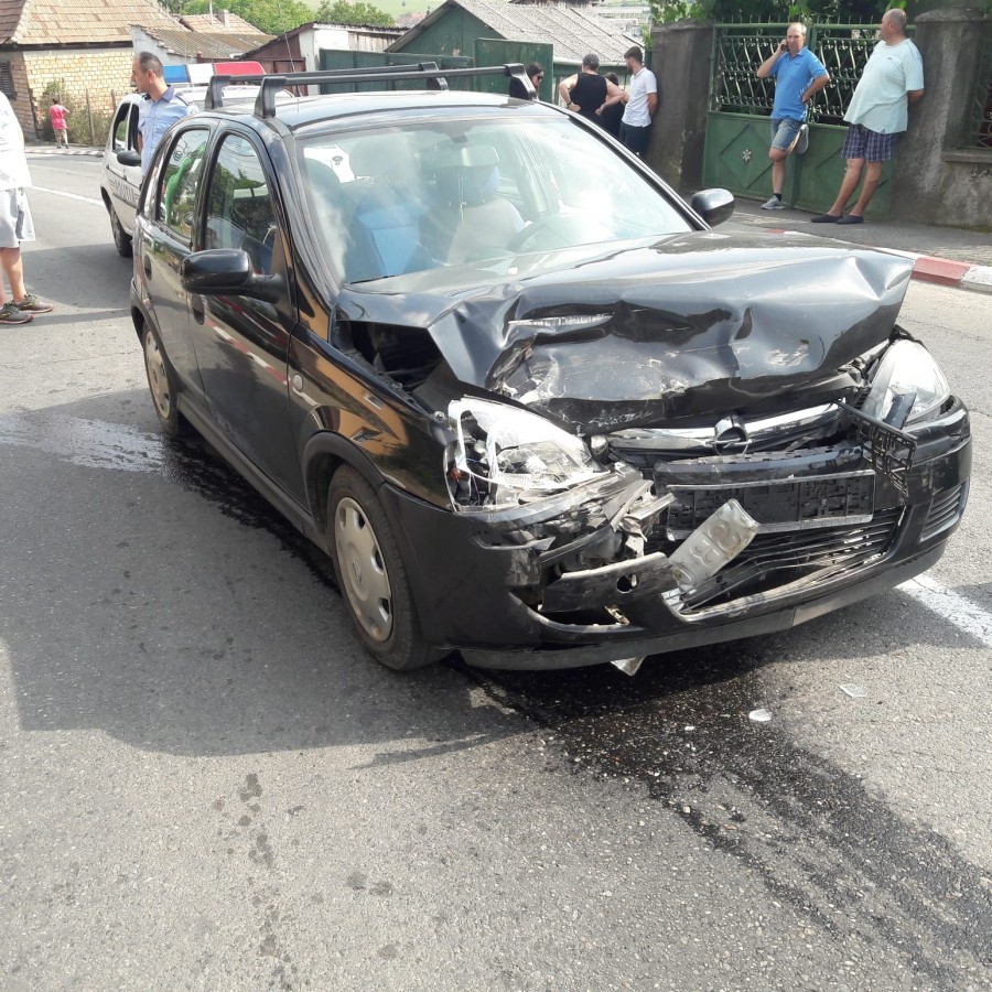 Coliziune frontală între două autoturisme, la ieșirea din Cisnădie | FOTO