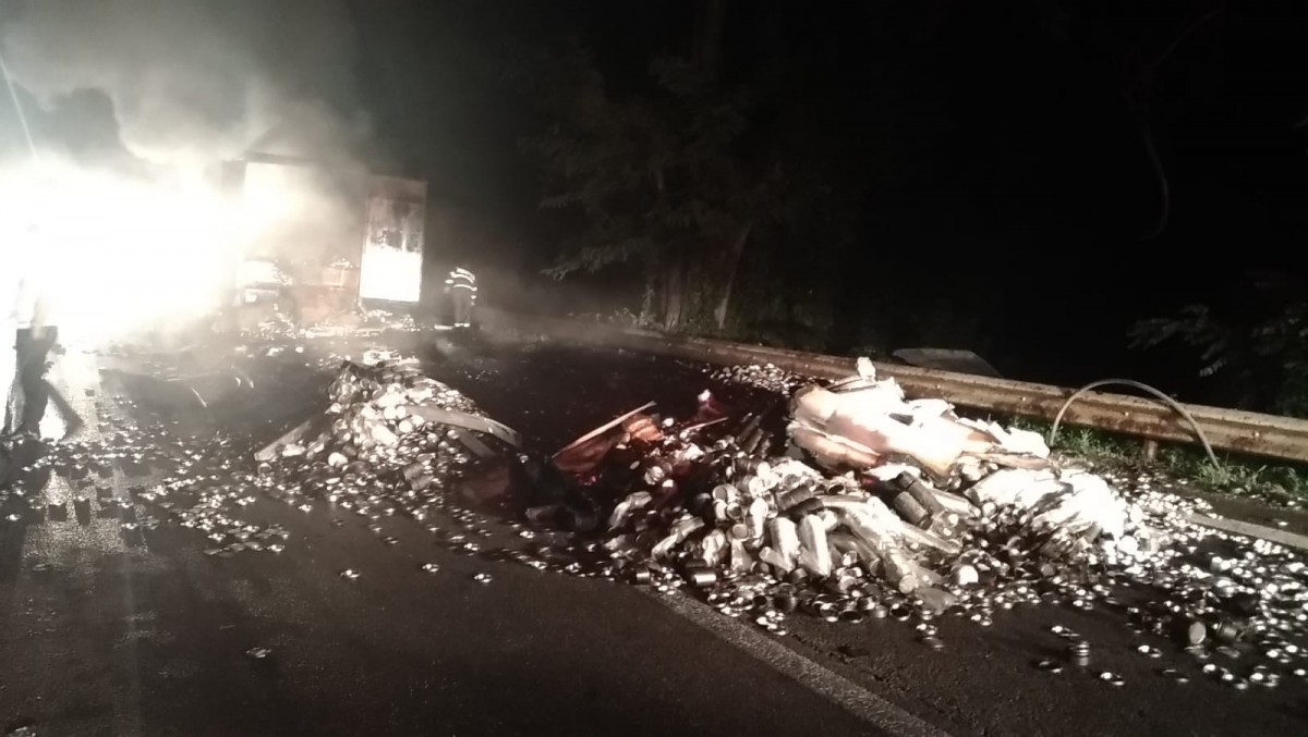 Valea Oltului blocată azi noapte după ce semiremorca unui TIR a luat foc