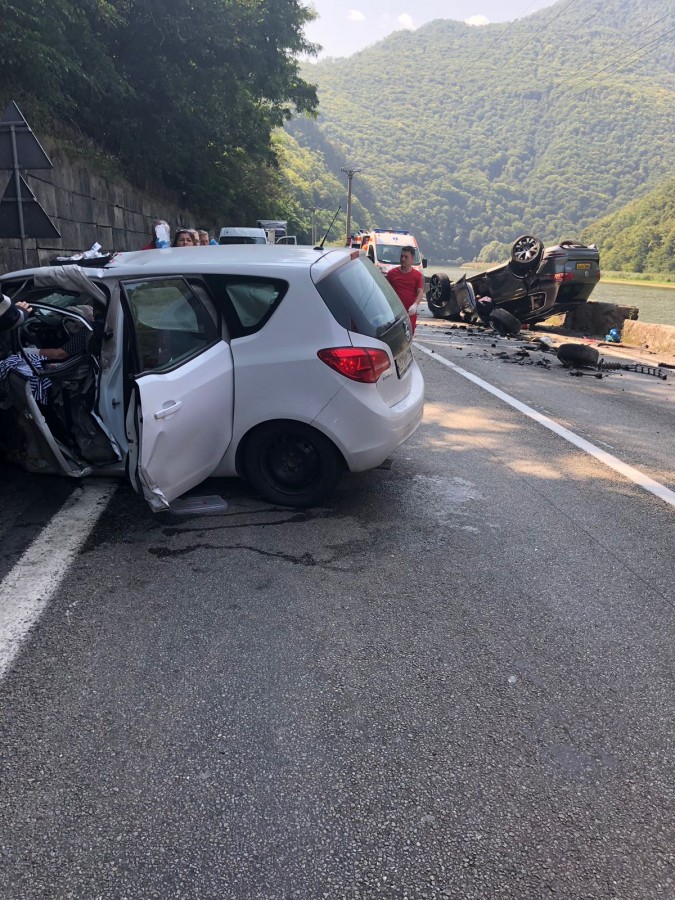 ACTUALIZARE. Impact frontal pe Valea Oltului. Traficul a fost deblocat
