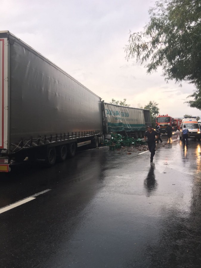 VIDEO Coliziunea frontală dintre dintre două TIR-uri pe Valea Oltului