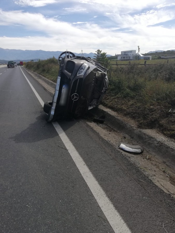 Trafic îngreunat la Veștem. O mașină de lux s-a răsturnat