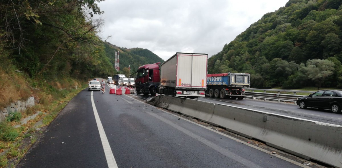 DN7: Al doilea accident în 3 ore. A intrat în parapeți în același loc