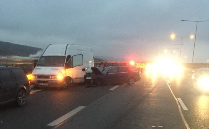 Accident pe A1, zona Ipas. O mașină a intrat într-un microbuz care staționa