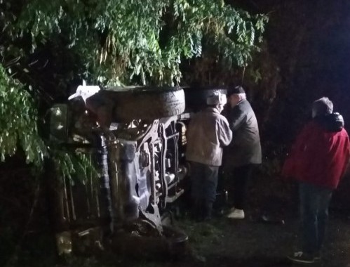 Șoferiță vitezomană. S-a răsturnat cu mașina într-o curbă, pe DN14B