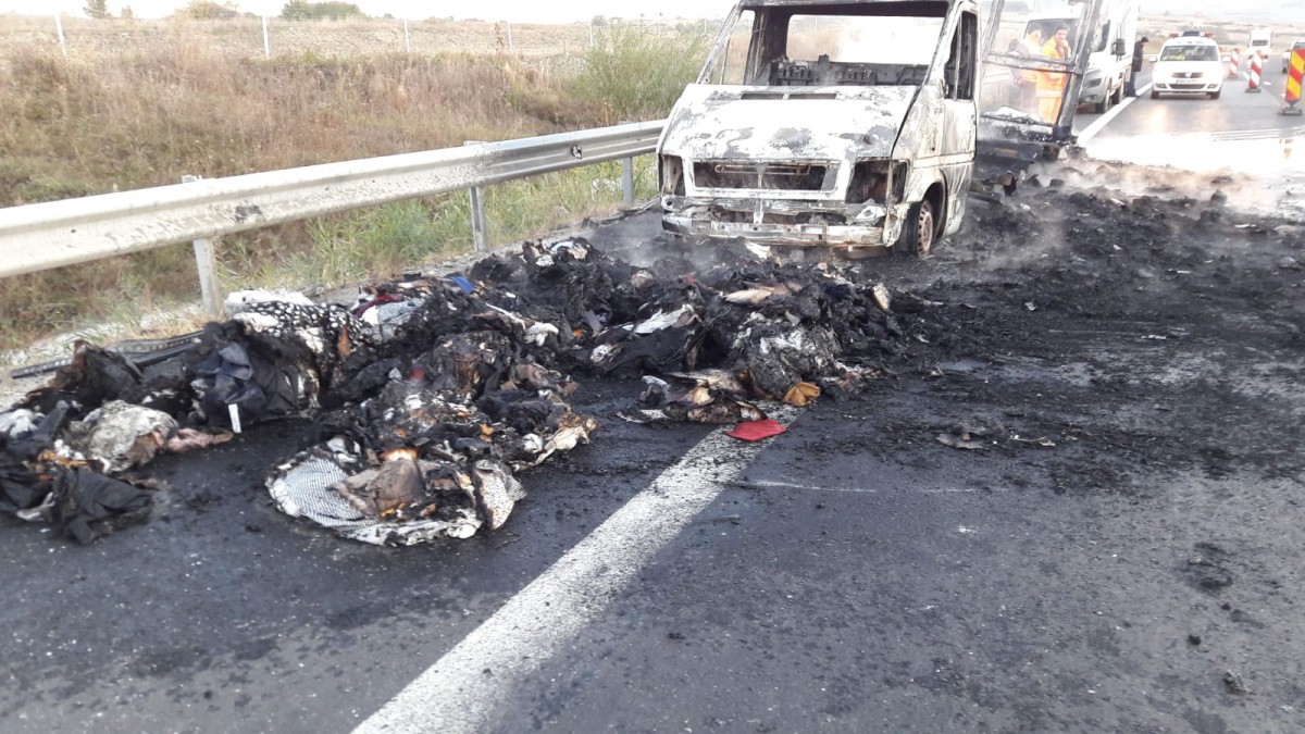 FOTO-Două mașini în flăcări pe autostrada. Una a ars complet