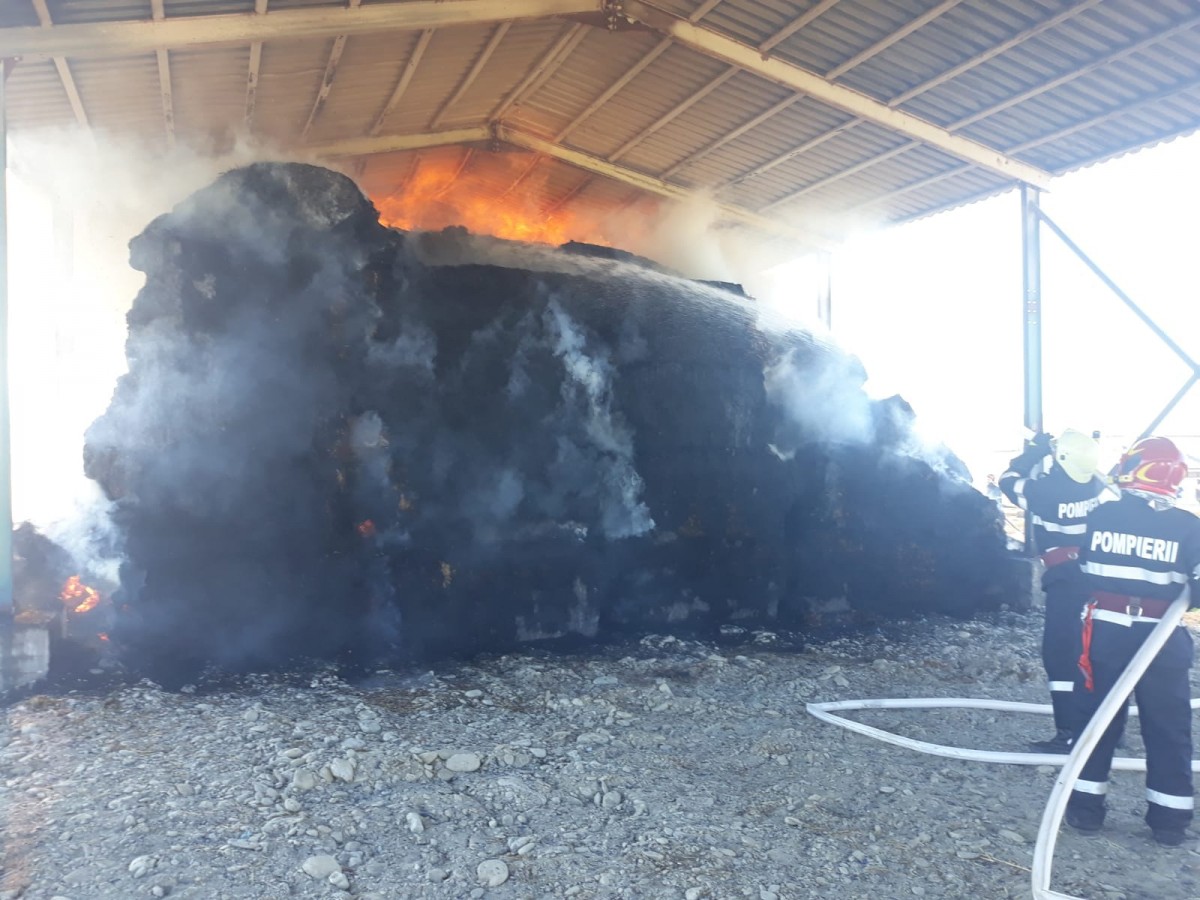 Incendiu la un fânar lângă Cârțișoara: focul se manifestă pe 100 metri pătrați