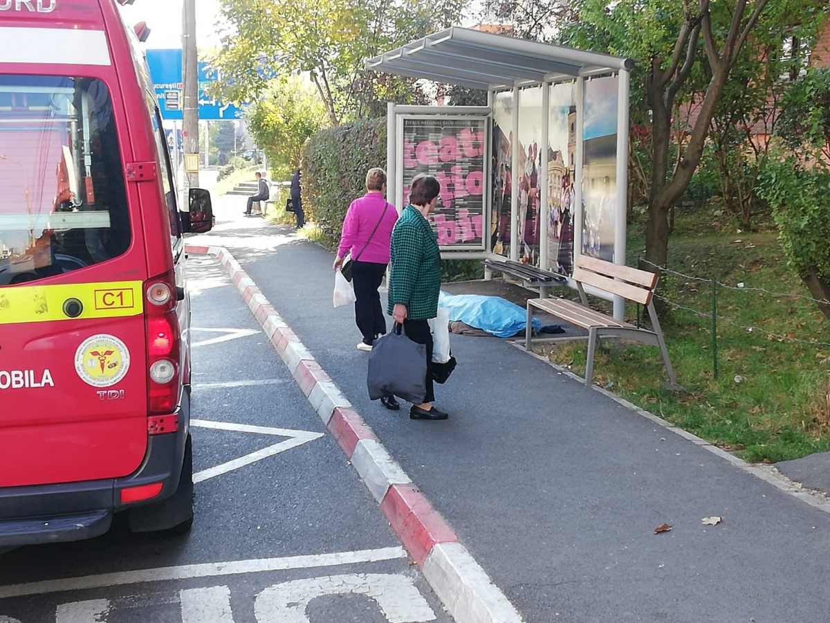 O persoană a decedat în stația de autobuz, pe Mihai Viteazul