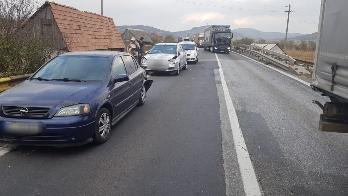 Trafic îngreunat pe Valea Oltului, din cauza unui accident. O femeie a fost dusă la spital