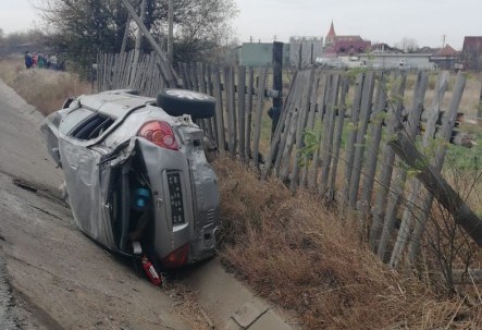 Un șofer tânăr s-a răsturnat cu mașina pe DN1, în afara localității Veștem