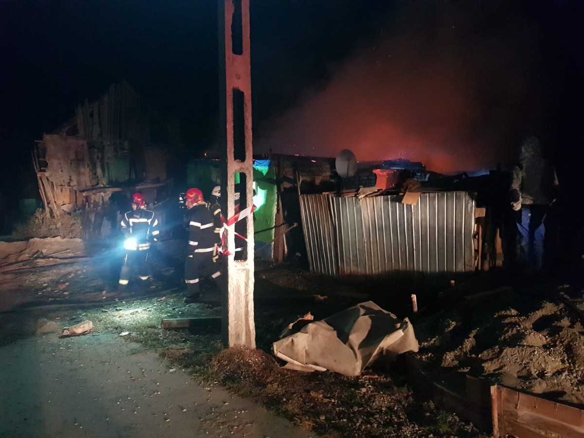 Incendiu la o casă din Roșia. Oamenii au reușit să iasă la timp