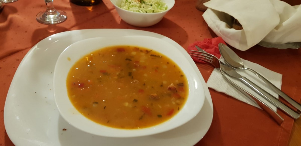 Grand Plaza: Loganul cu siglă de Mercedes și milieu pe bord