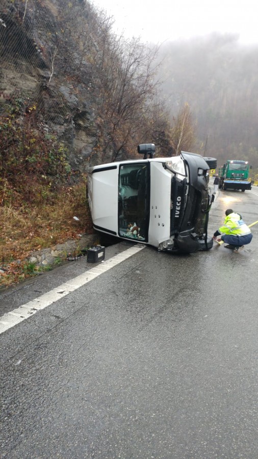 Dubă de marfă, răsturnată pe Valea Oltului. Traficul este îngreunat
