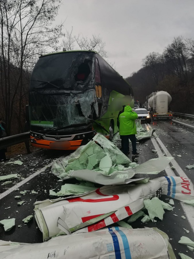 Accident grav pe Hula Bradului. Doi bărbați sunt transportați la spital