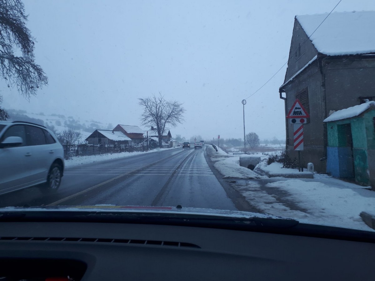 Cum se circulă pe drumurile din județul Sibiu după o noapte de ninsoare
