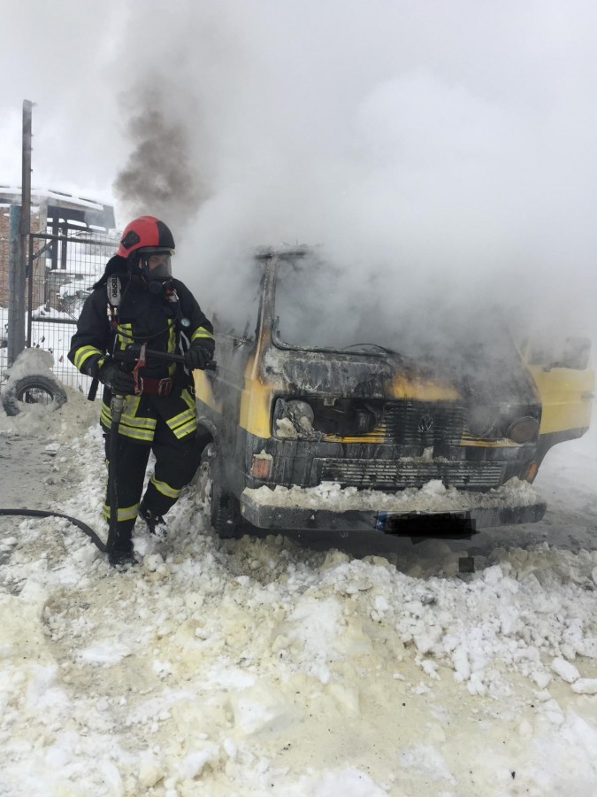 Microbuz în flăcări, pe strada Dorobanților. Nu sunt victime