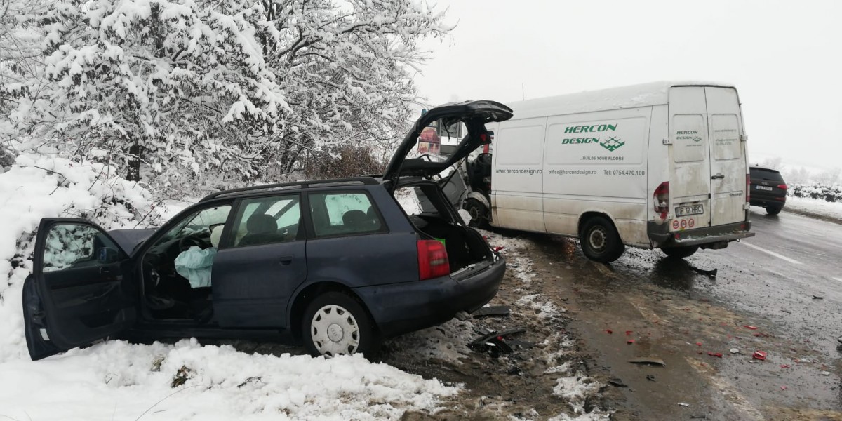 Accident la intrarea în Cristian. Șoferul unui microbuz nu s-a asigurat la intrarea pe DN
