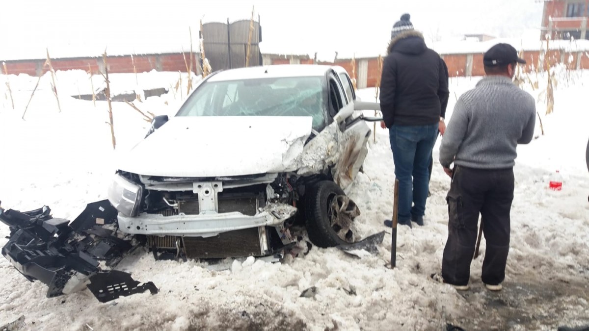 Șofer pe contrasens la Boița a provocat un accident. Trei persoane au ajuns la spital