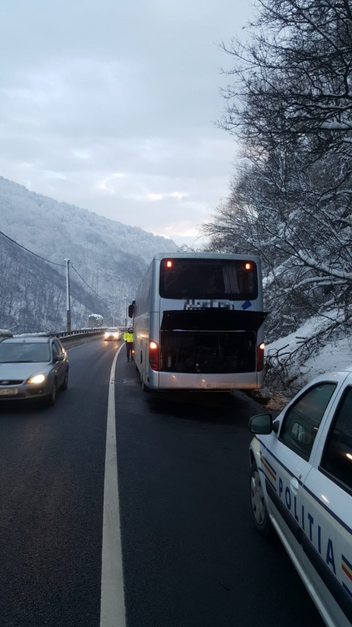 Trafic îngreunat pe Valea Oltului. S-a stricat un autocar