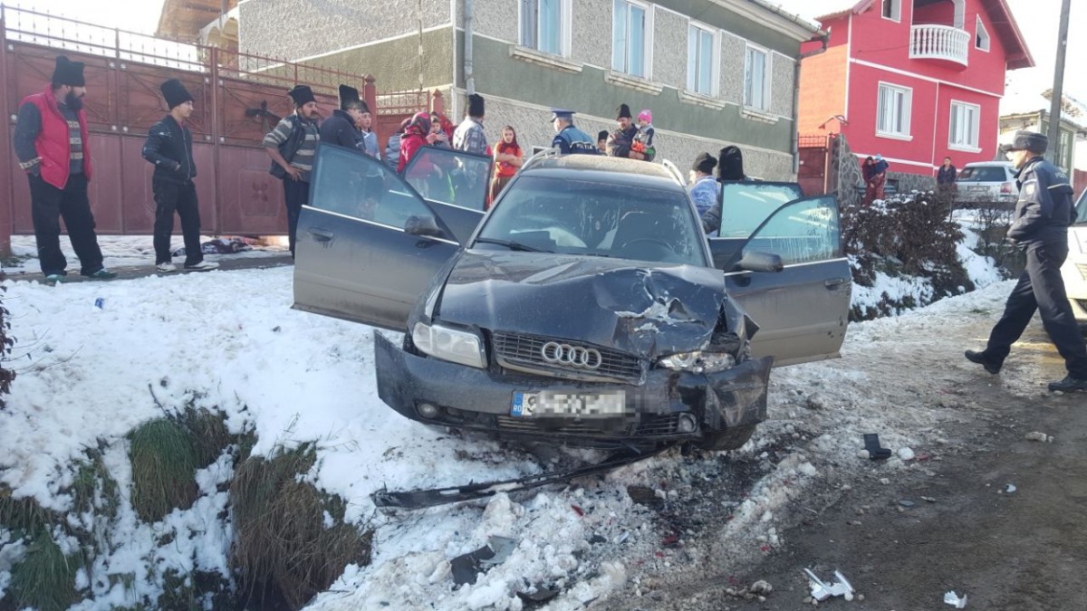 Un șofer vitezoman a băgat în spital o tânără și un copil de 4 ani
