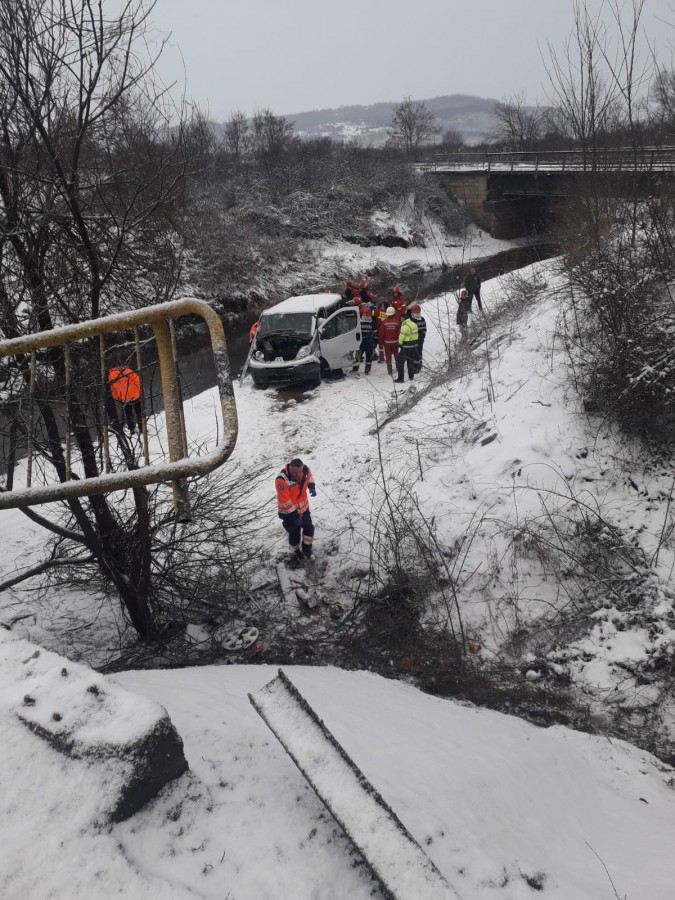 Microbuz căzut de pe pod, la Veștem. Șapte persoane au fost rănite | FOTO VIDEO