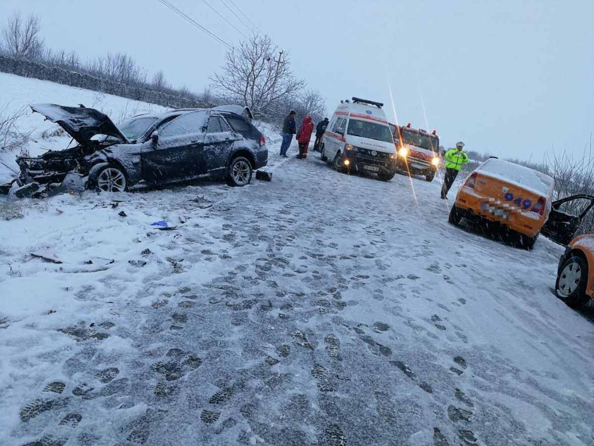 Taxi implicat într-un accident, la Cristian. Trei răniți au fost transportați la spital