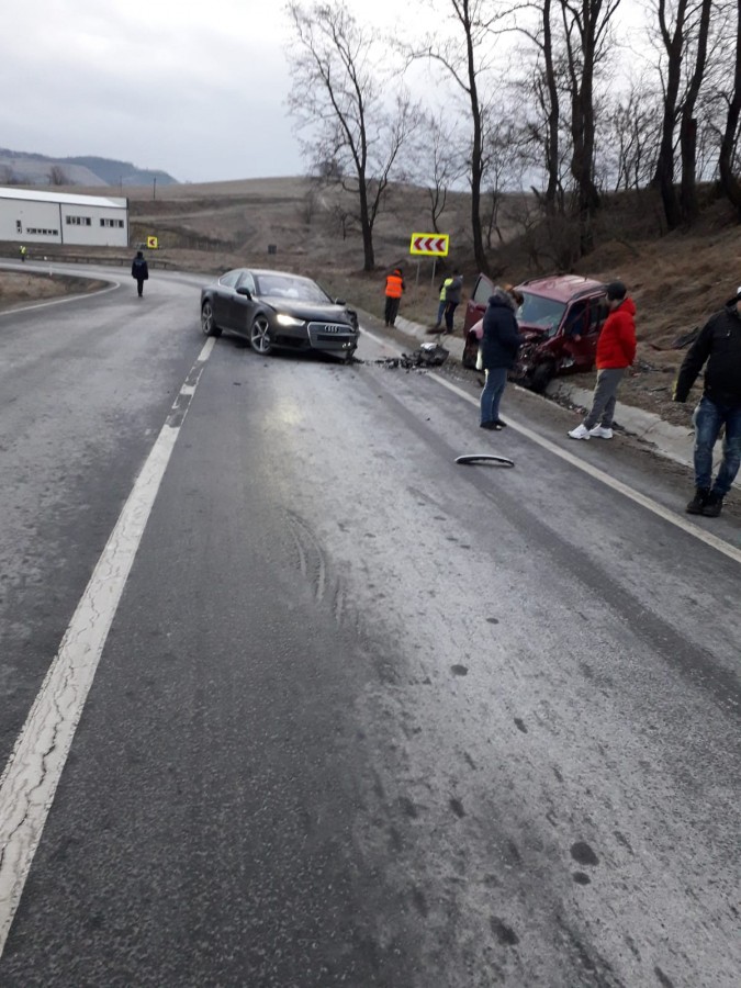 Mașină în afara drumului, la ieșirea din Târnava. Două persoane au ajuns la spital