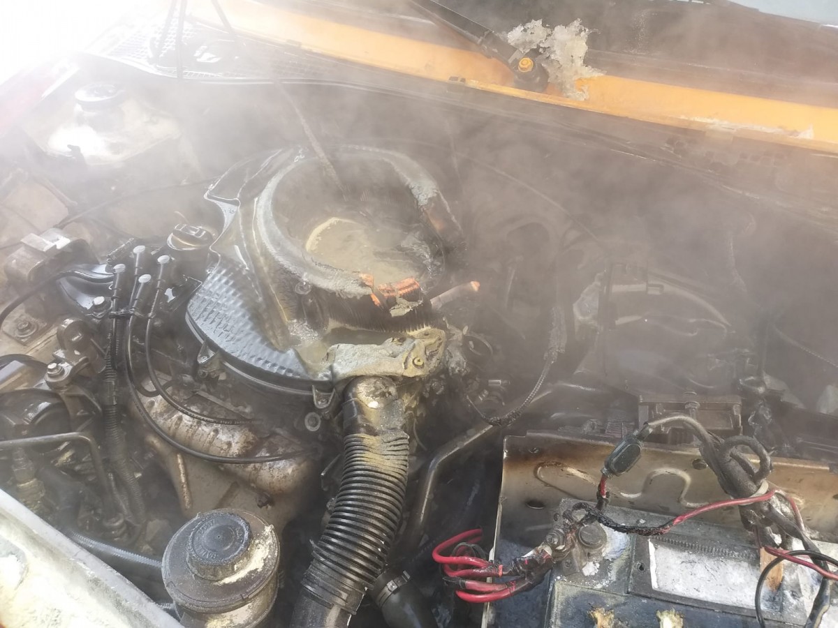 Mașină în flăcări pe Șoseaua Alba Iulia. A ars motorul