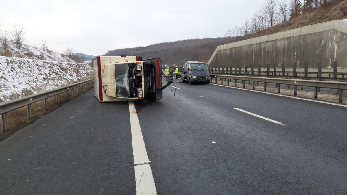 Accident pe A1, la Săliște. Se circulă pe o singură bandă