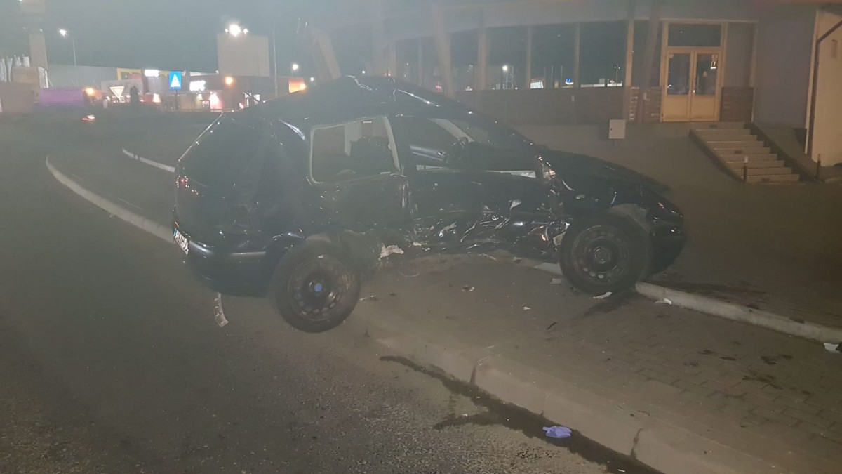 Tânără gravidă, în comă la spital. Un șofer băut a intrat în coliziune cu mașina în care se afla