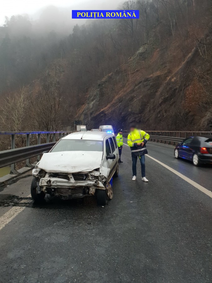 Actualizare. Mașină în parapet și autoutilitară cu probleme, pe Valea Oltului. Trafic reluat