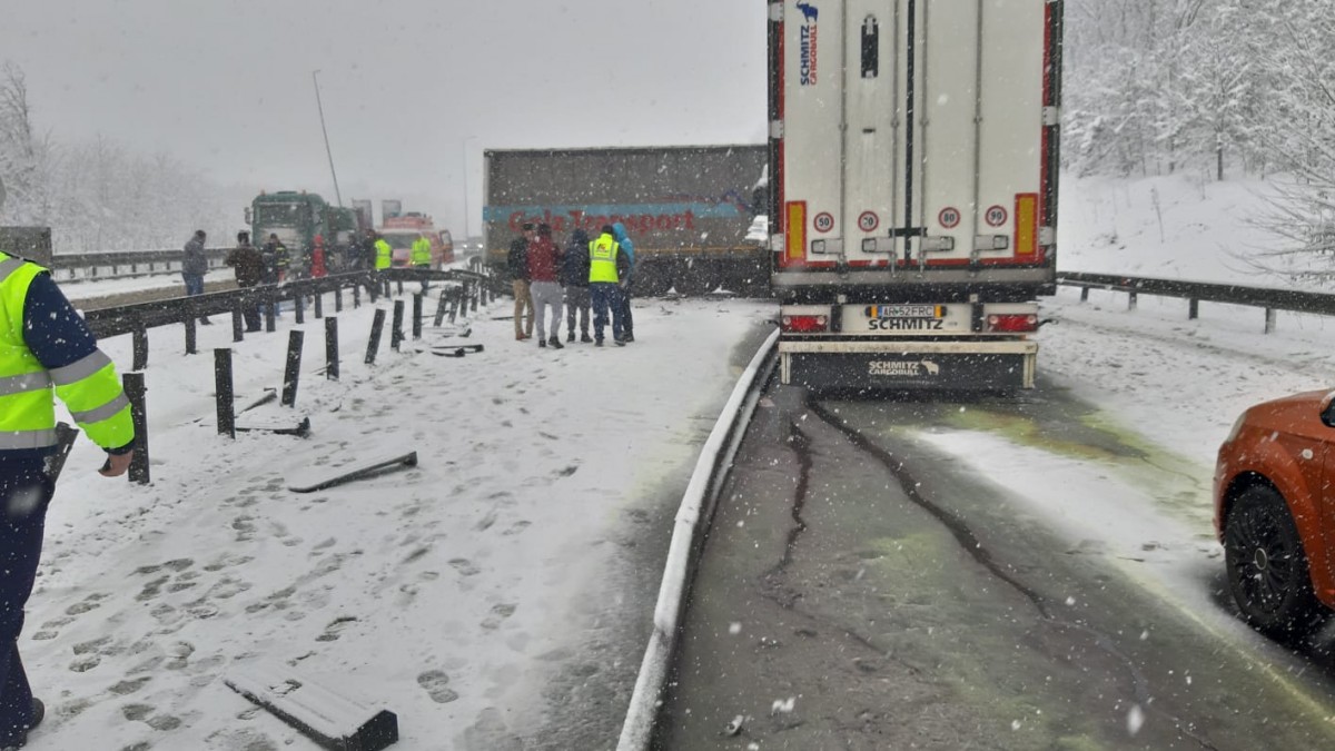 FOTO | Un TIR a rupt parapetul de pe A1 și a intrat pe contrasens, în alt TIR. Trafic blocat