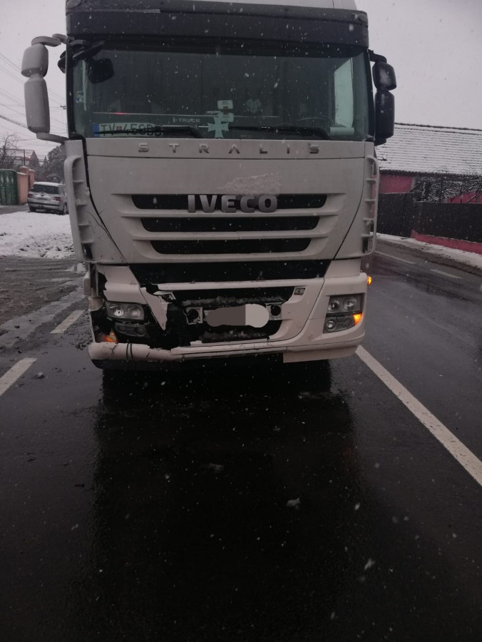 FOTO-Nu se mai termină. Accident cu un TIR la ieșire din Tălmaciu