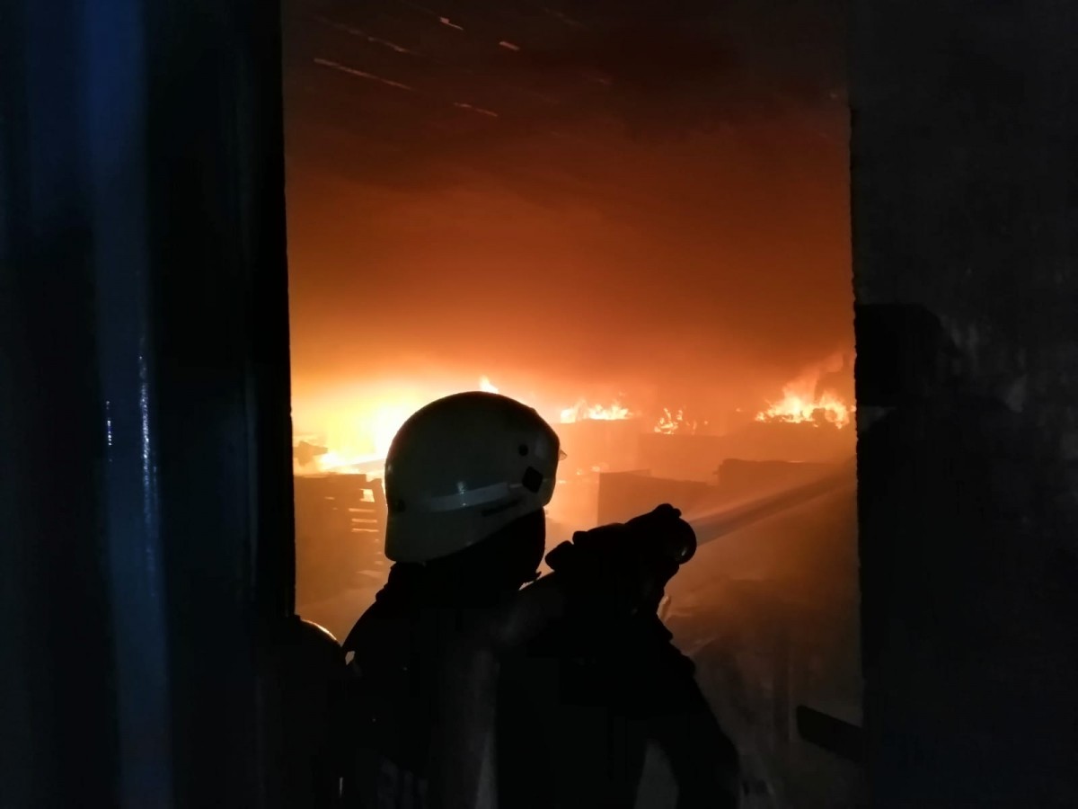 FOTO - Incendiu puternic azi-noapte la o hală de producție