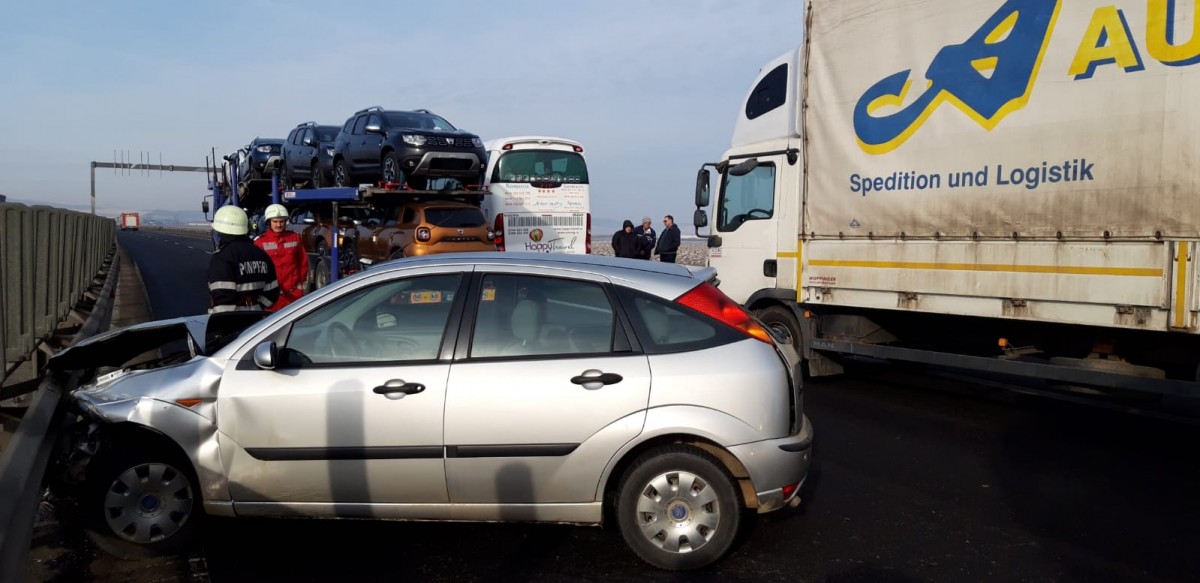 O mașină a ajuns în parapet, pe autostradă, la ieșirea din Sibiu | FOTO