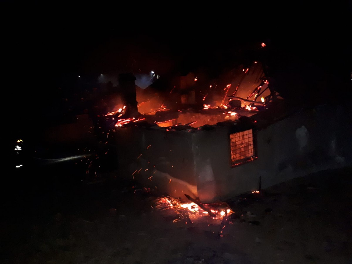Noapte grea pentru pompierii sibieni. O locuință s-a făcut scrum din cauza unui scurtcircuit