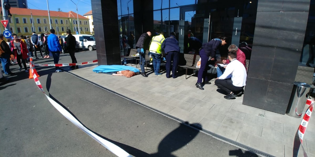 Un bărbat a făcut infarct în Piața Aurel Vlaicu. Paramedicii nu au putut să îl salveze