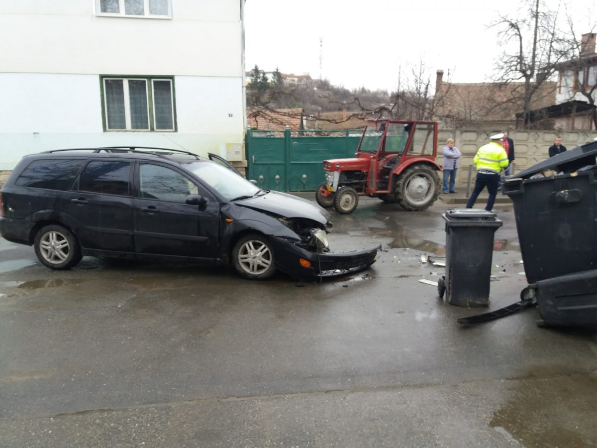 Accident în Ocna, provocat de un tractorist care nu s-a asigurat