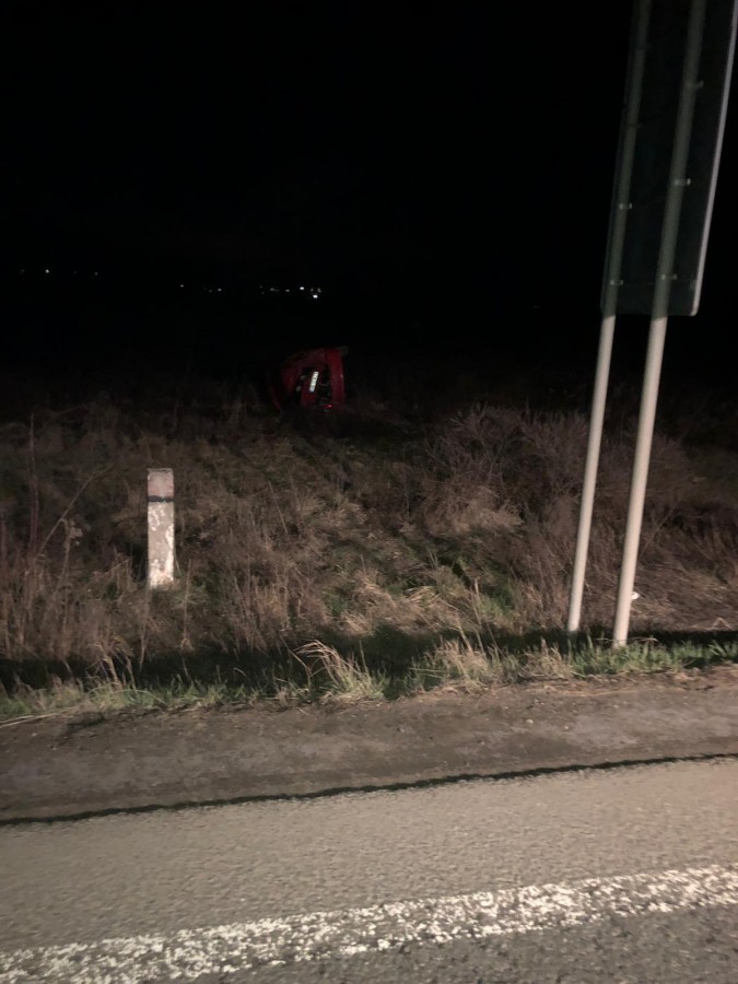FOTO-Accident pe DN 14. Un tânăr șofer a ”zburat” de pe șosea, pe linie dreaptă