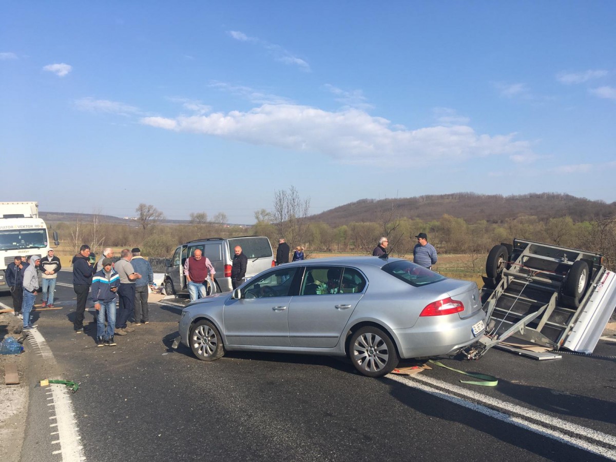 FOTO-Accident în Hula Bradului, posibil provocat de vânt. Trafic blocat total