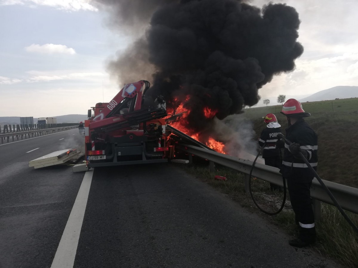 FOTO Un camion a luat foc pe A1, la Săliște. Trafic restricționat