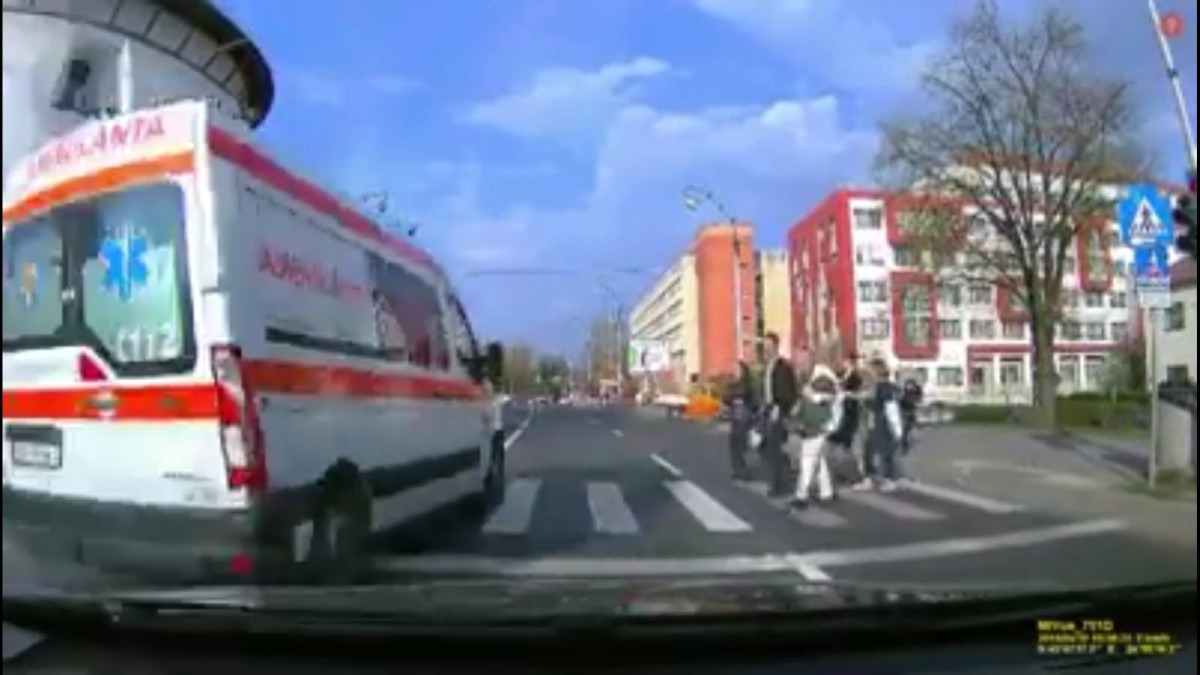 VIDEO-Ambulanță pe roșu, fără sirenă, printre pietoni. Poliția verifică șoferul