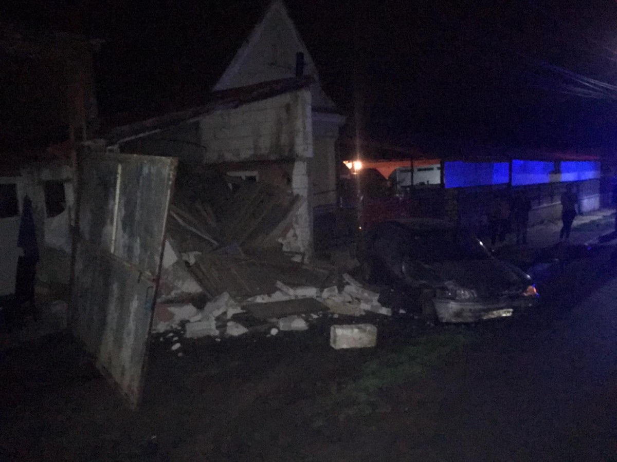 Șoferul care a dărâmat un zid și a fugit, găsit de polițiști. Nu avea permis