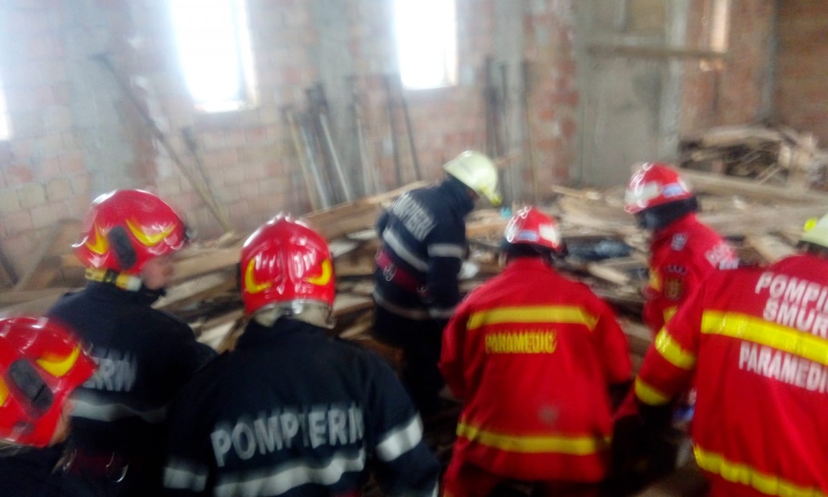 FOTO-VIDEO Schela bisericii din Șelimbăr s-a prăbușit peste un bărbat rănindu-l grav