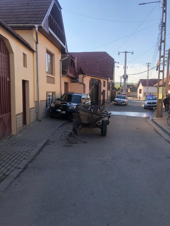 Bărbat de 71 de ani, băut și cu căruța stricată, a intrat într-un autoturism