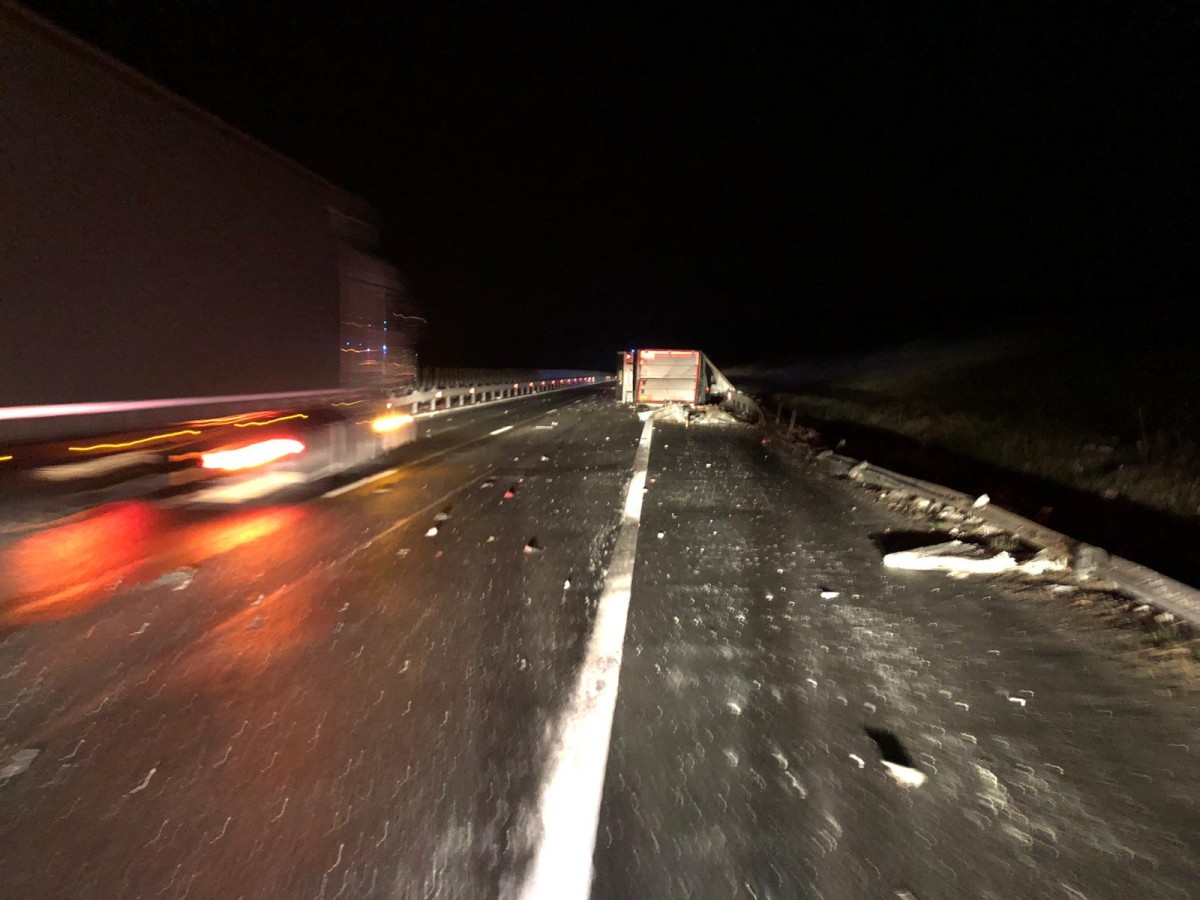 FOTO-VIDEO Tragedie azi-noapte pe autostradă. Un șofer a murit după ce s-a răsturnat cu TIR-ul