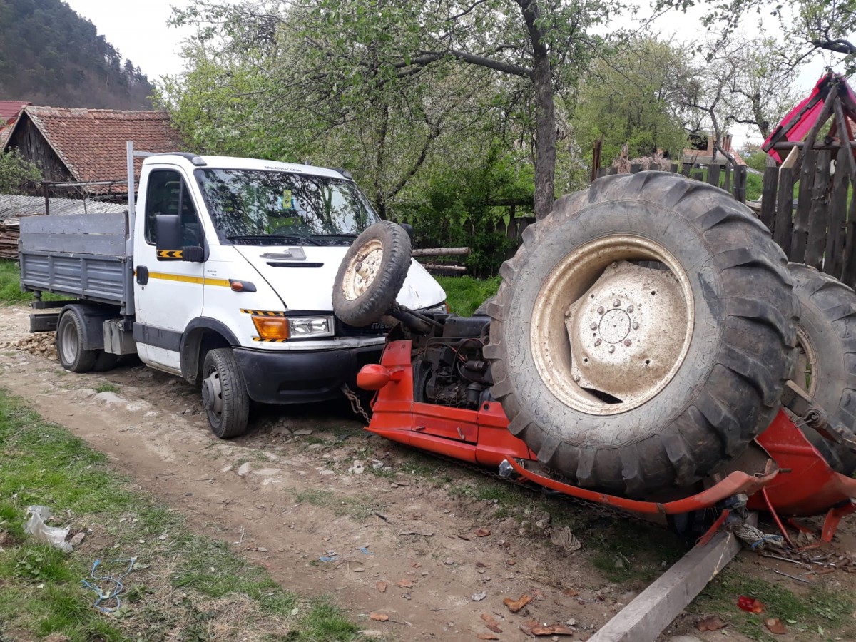 Bărbat prins sub tractor, după ce l-a manevrat greșit și s-a răsturnat